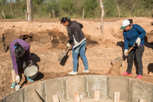 Beneficiaries of the project located in the province of Chaco, in the middle of construction of a 16,000-liter cistern for capturing rainwater. Photo: Rodrigo Alonso, Unidad para el Cambio Rural (Ministerio de Agroindustria)