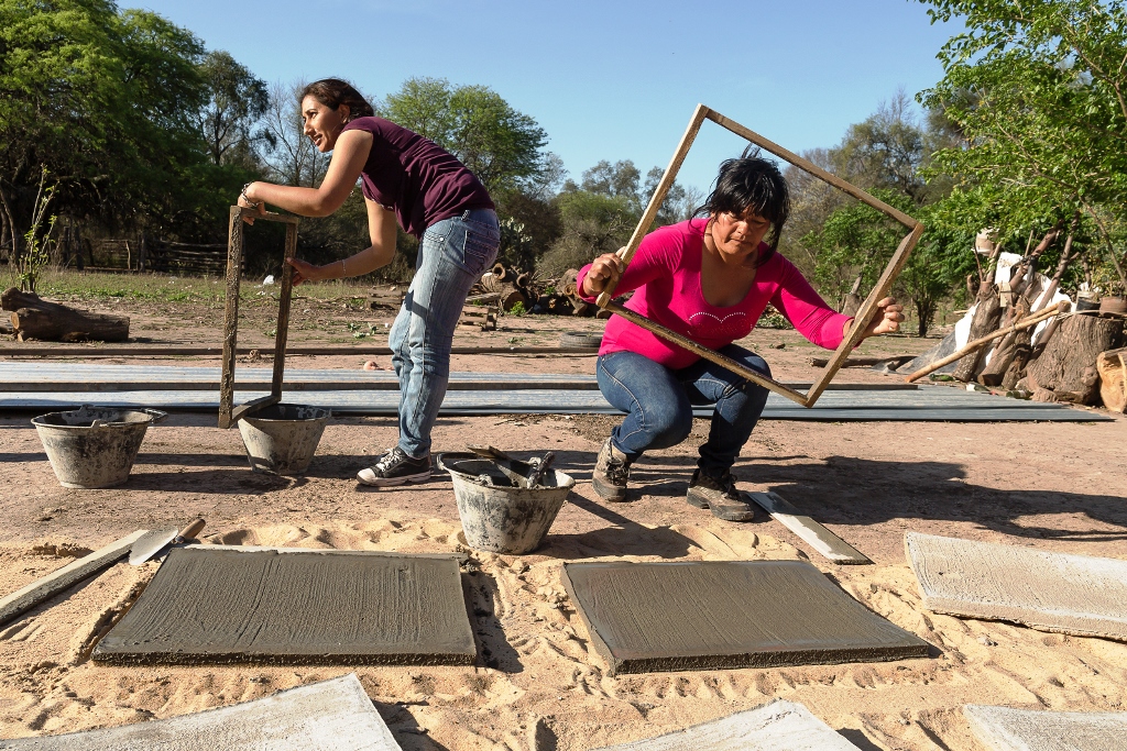 Beneficiaries of the project located in the province of Chaco, in the middle of construction of a 16,000-liter cistern for capturing rainwater. Photo: Rodrigo Alonso, Unidad para el Cambio Rural (Ministerio de Agroindustria)