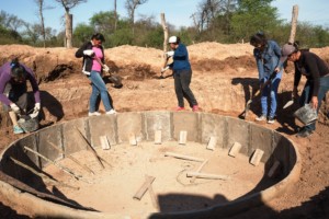 Beneficiaries of the project located in the province of Chaco, in the middle of construction of a 16,000-liter cistern for capturing rainwater. Photo: Rodrigo Alonso, Unidad para el Cambio Rural (Ministerio de Agroindustria)