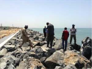 Visit of the Seawall in Thiawlene in Senegal by Benin’s National Implementing Entity (NIE) staff and UNFCCC focal point: explanations provided by the Mayor of the City of Rufisque, Senegal