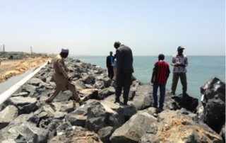 Visit of the Seawall in Thiawlene in Senegal by Benin’s National Implementing Entity (NIE) staff and UNFCCC focal point: explanations provided by the Mayor of the City of Rufisque, Senegal